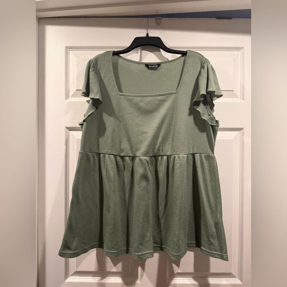 BloomChic Green Ruffle Sleeve Top. Size 14-16